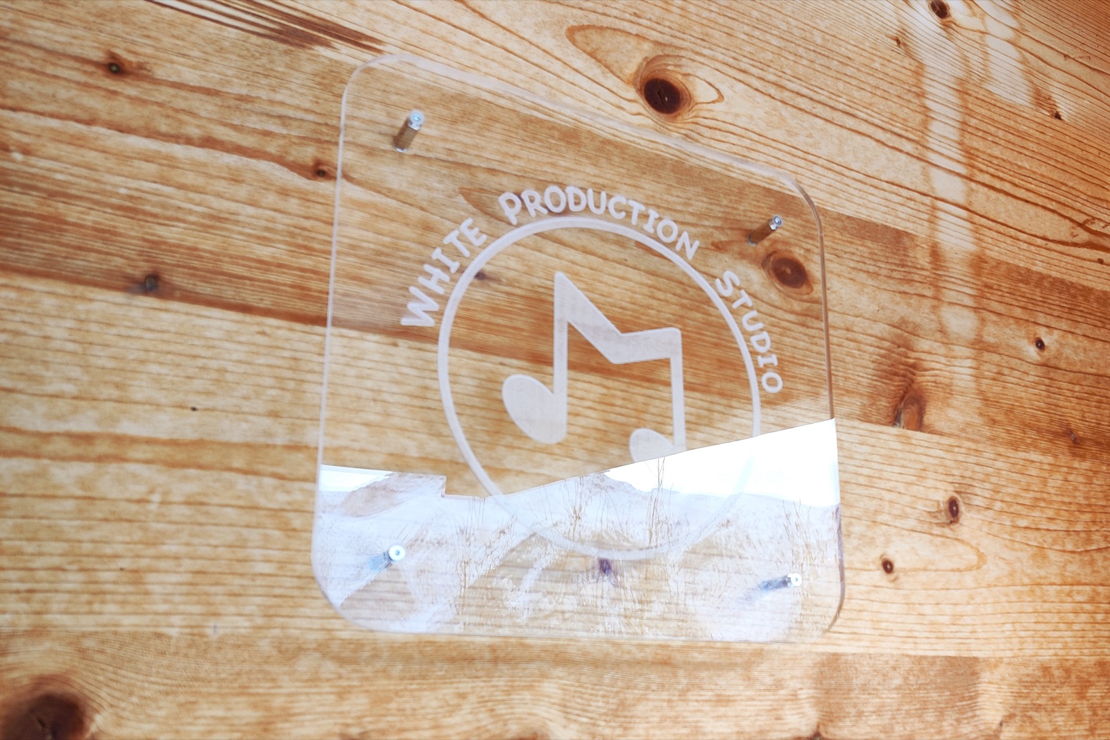White Production Studio — Logo auf Plexiglas am Eingang