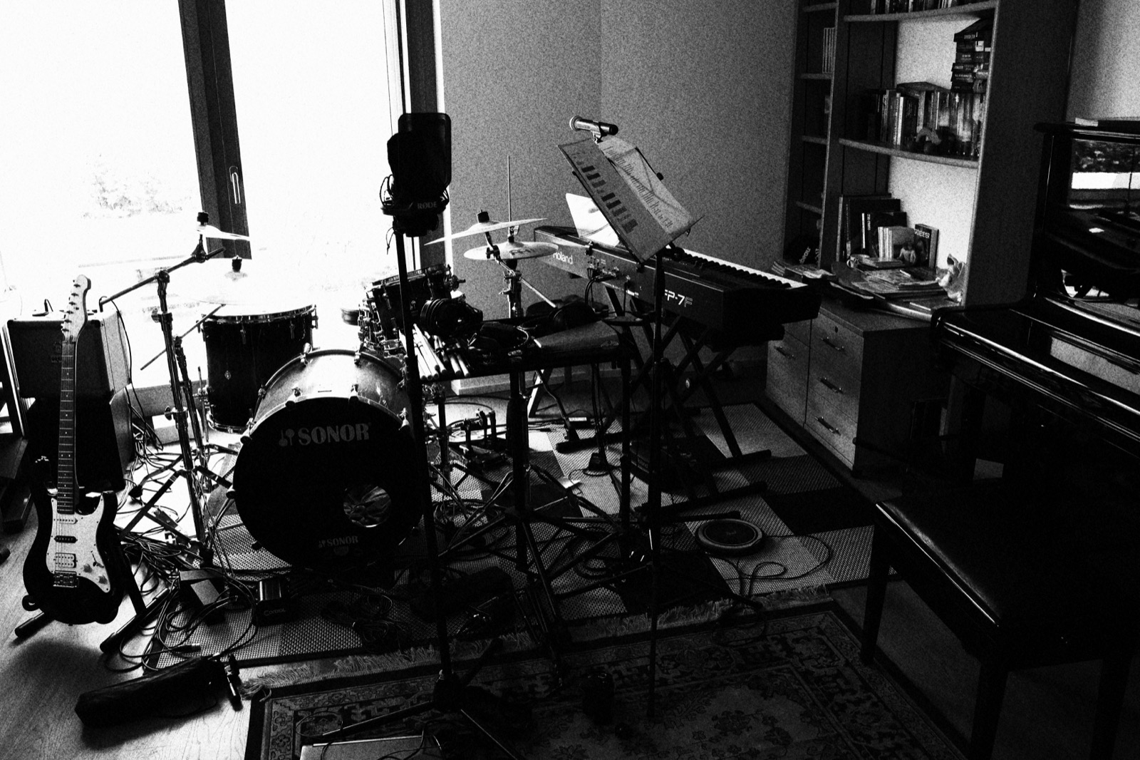 White Production Studio — Aufnahmeraum mit Schlagzeug, Gitarre und Klavier